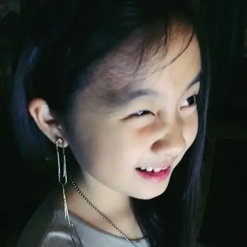 孙莉当妈太宽容,黄少艾5岁就涂红唇,黄磊小女儿画细眉眼神凌厉