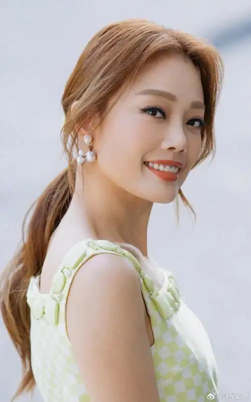 容祖儿身穿一条嫩绿色清凉短裙,长腿踩粗跟凉鞋夏日美照