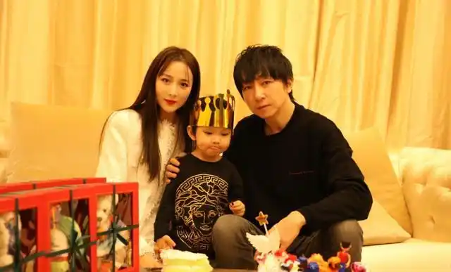 也会在结婚三周年纪念日,一起拍全家福,分享儿子成长的点滴,记录跟