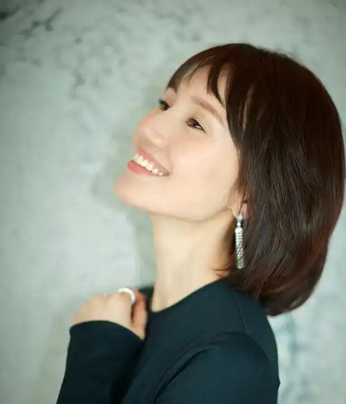 41岁袁泉的头发越剪越短了,这回还做了微卷处理,意外的高级时尚