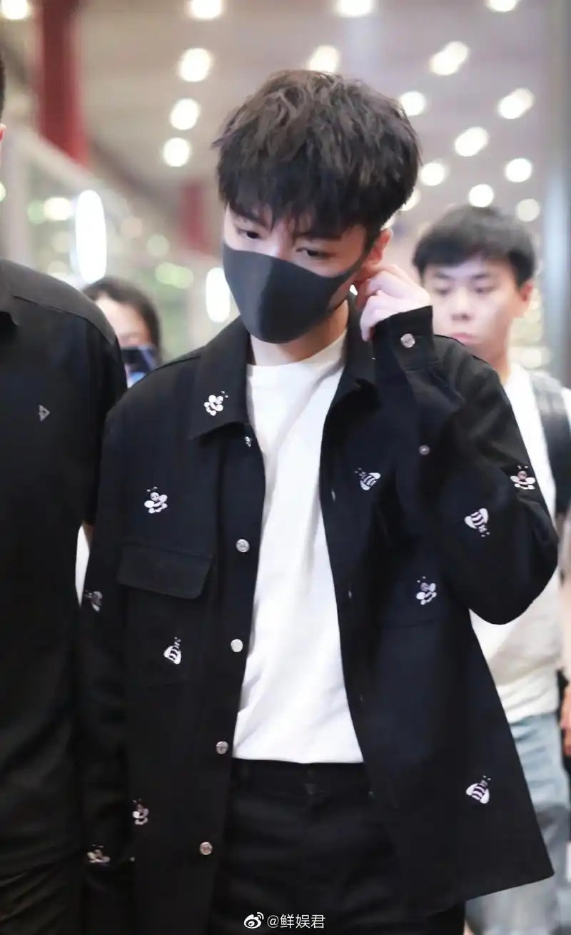 王俊凯最新机场照,行走的帅气啊,戴口罩都是那么酷!