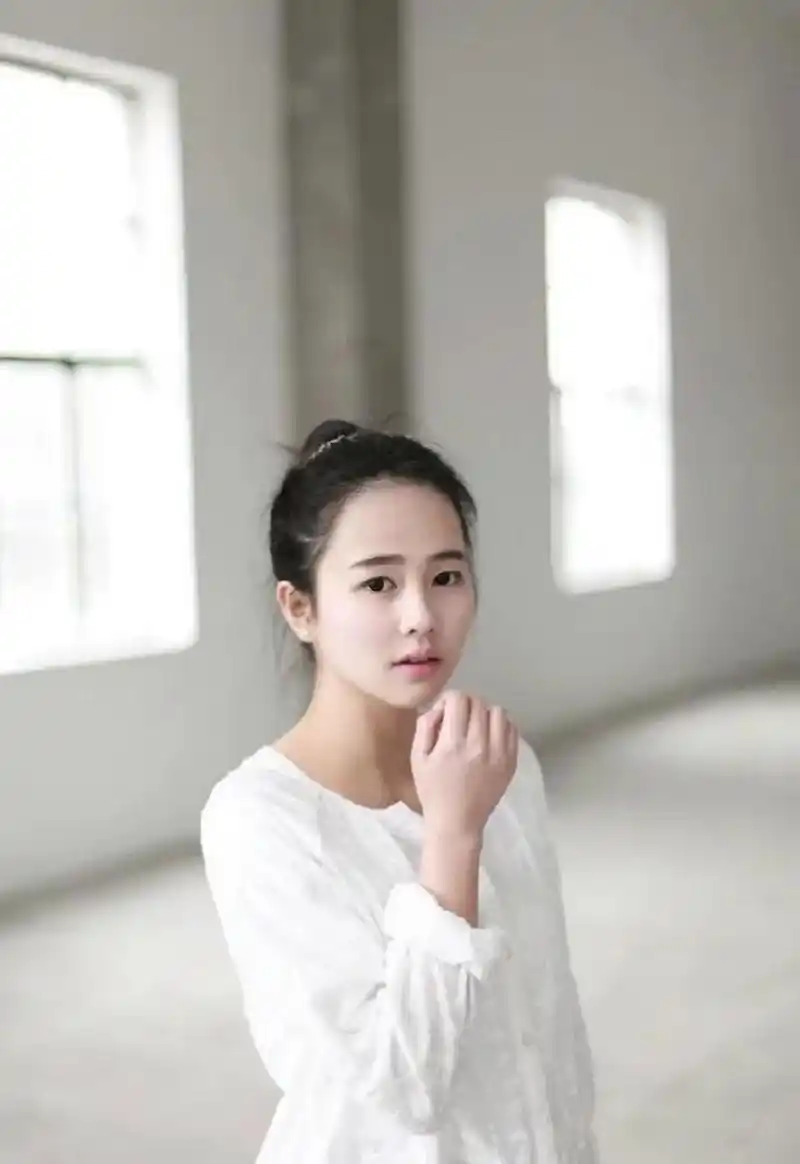 白鹿早期照片,模特时期就是稚嫩初恋脸,和现在对比没什么区别,就是多