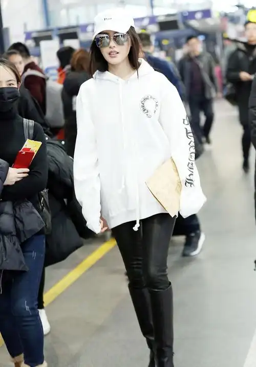 张天爱双腿细的过分,穿紧身皮裤配皮靴,"筷子"曲线真叫人酸了