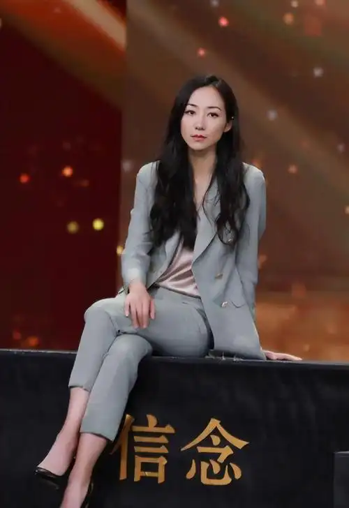 在她刚步入娱乐圈时,身边就有警卫员随时保护她的人身安全.