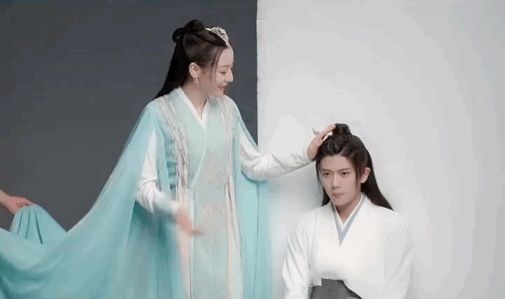 迪丽热巴任嘉伦摸头杀海报拍摄时避免视线接触