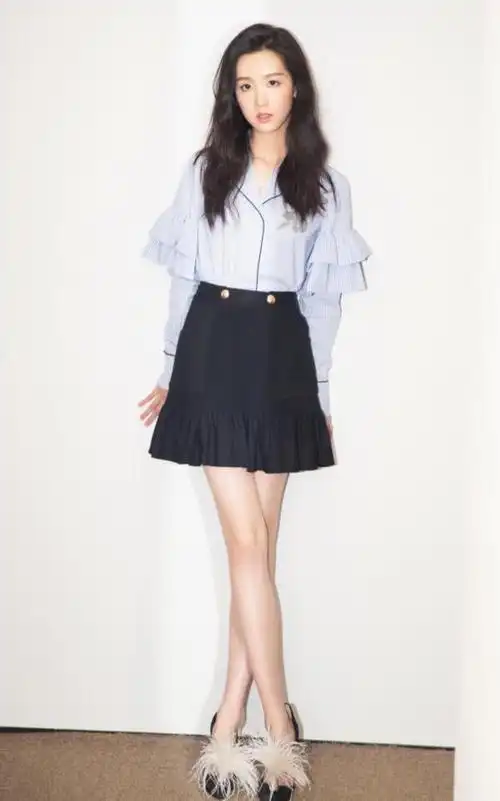 陈都灵穿"米线衫"清新脱俗,却被脚上的"杂草"毁形象,心疼!