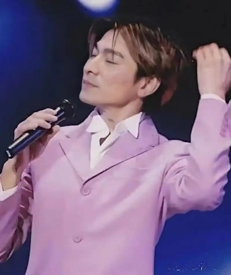 刘德华早期演唱会上的褐色发型