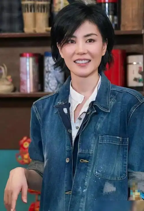 50岁王菲被赞神颜不老?当离开美颜滤镜后,众人直呼失态了