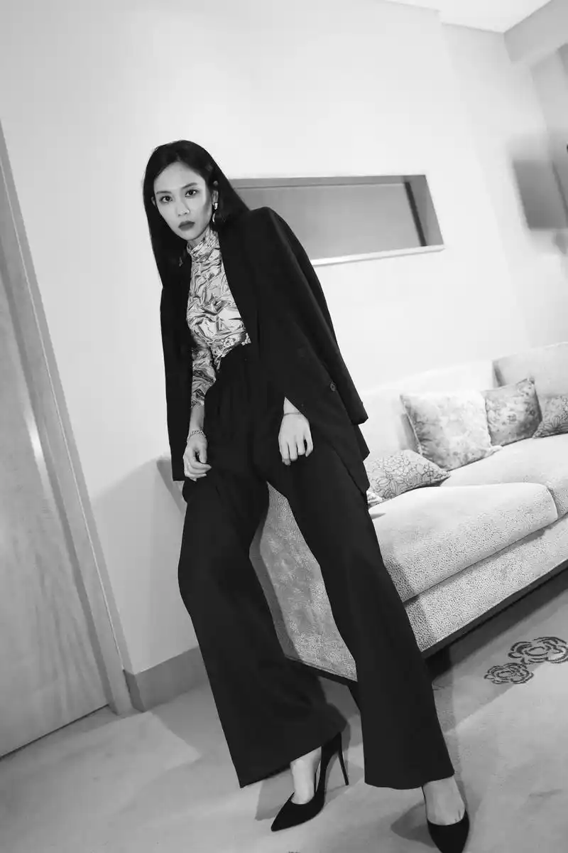 missa成员王霏霏率性演绎男友风 烈焰红唇气场十足