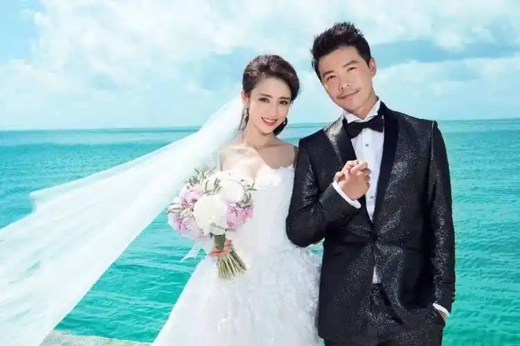 陈思诚晒佟丽娅母子合照,夫妻双双官宣分手_红色_衬衫_显得