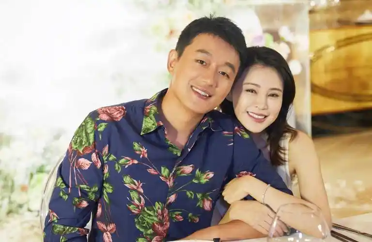 佟大为晒照纪念与关悦领证15年!重拍年轻时浪漫合照_照片_爱情_妻子