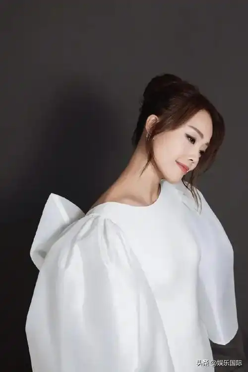 容祖儿穿纯白丝绸礼服温柔大气