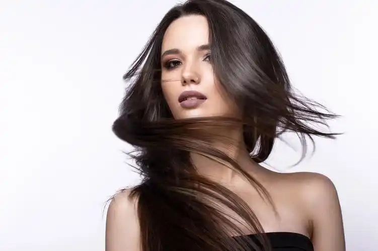 头发飘逸的女子