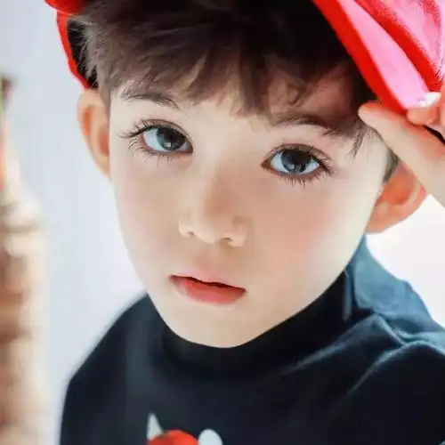 这位混血男孩爆红ins拥有逆天长睫毛简直比女孩还漂亮