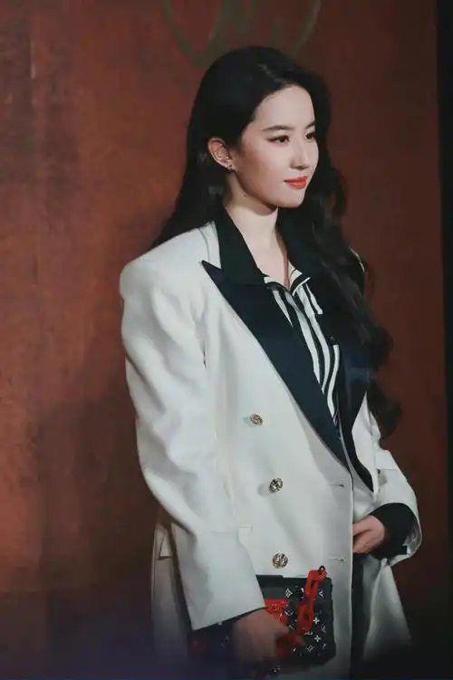 lv大秀还得看刘亦菲西装皮裤造型不穿礼裙也惊艳