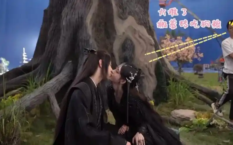 花戎花絮:鞠婧祎郭俊辰树下吻