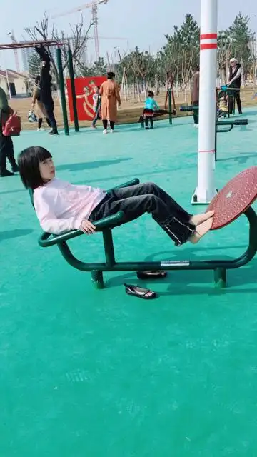 这小女孩光脚玩的还挺嗨呀