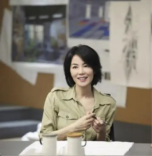 王菲快50岁了年纪越大越会穿私服干净利落衣品从不下线