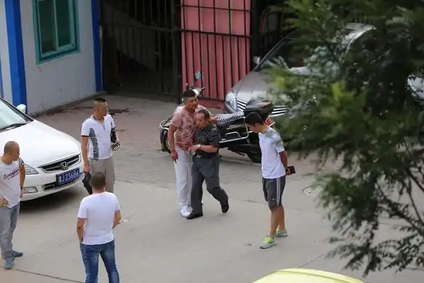 某社会大哥打人现场