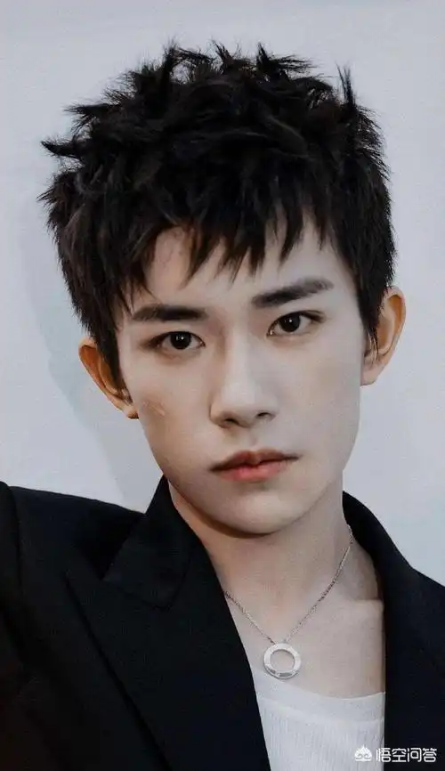 小木推剧头发剃光了最帅nemo的春天小易长得帅,又很有气质,短发时尚