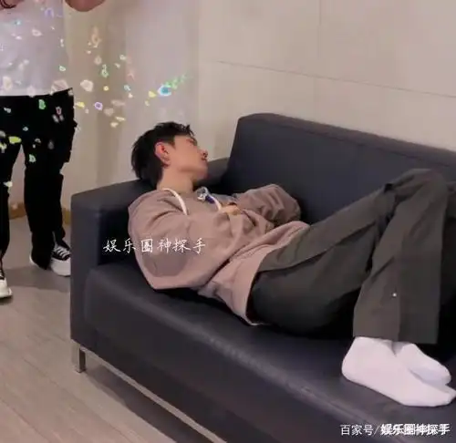 沸腾之夜后台肖战睡觉被拍,粉丝:睡姿太可爱了!