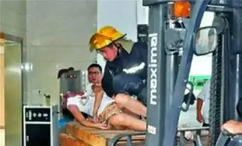 妙龄女子被电梯夹死 头在17楼身体在16楼