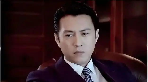 靳东出身普通,在单亲家庭长大.