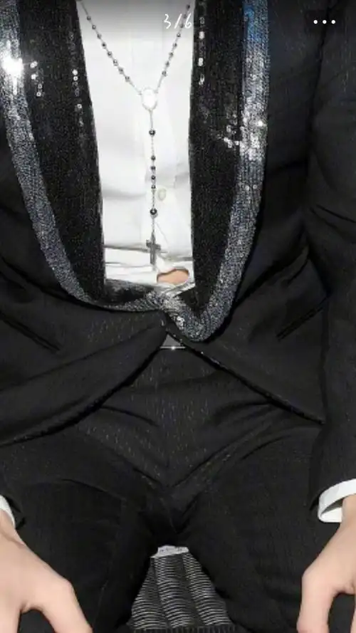 王俊凯大秀照片露肉衬衫扣缝隙里不安分的小肚肚