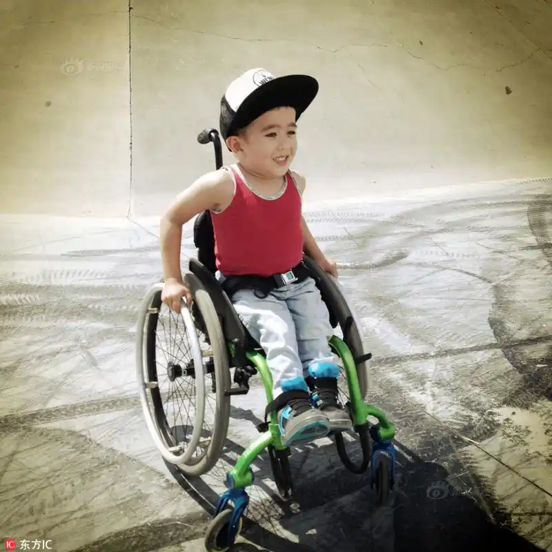 残疾小男孩15分钟做300俯卧撑