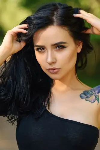 壁纸 黑头发的女孩,棕色的眼睛,纹身 2560x1600 hd 高清壁纸, 图片