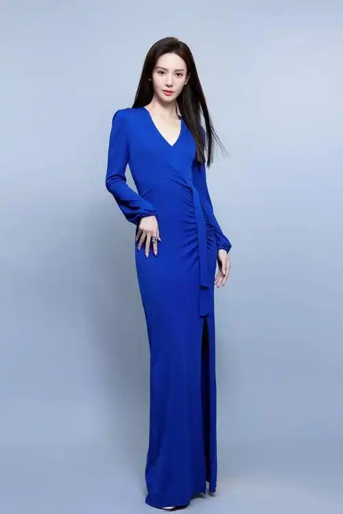 金晨一身优雅蓝连身裙甜美出镜,干净的气质一下吸引了大众的视线.