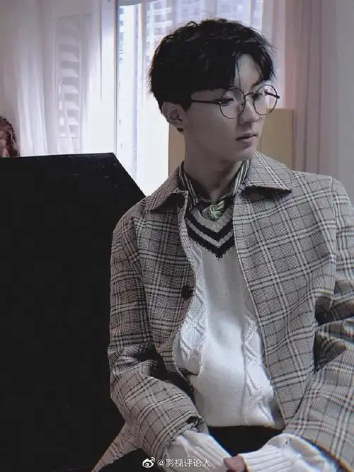 马嘉祺眼镜杀#马嘉祺能不能金丝眼镜半永久啊06带眼镜的马嘉祺好苏