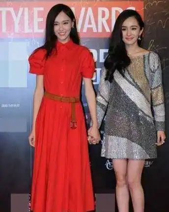 杨幂二次同台出席活动,全场零交流,曾经的闺蜜如今的陌路人_刘诗诗