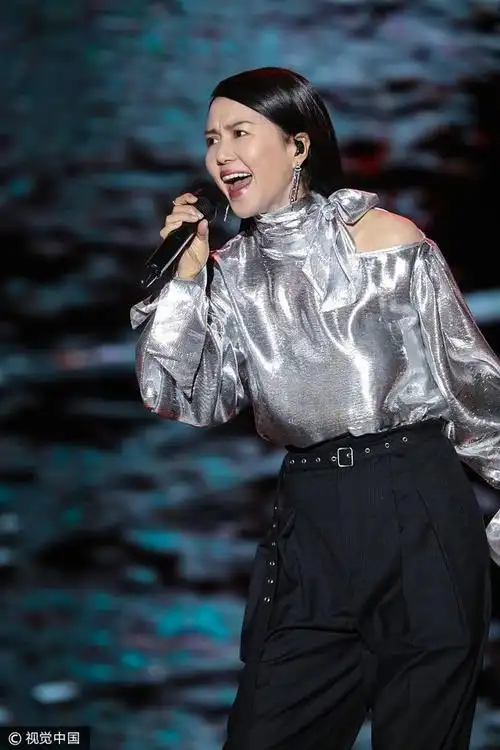 王者之风!谭维维厦门霸气开唱"大鹏展翅" 激情飙高音点燃全场