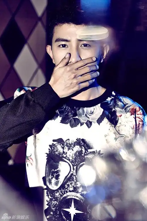 组图大左曝暗黑质感大片型男范儿游走光影