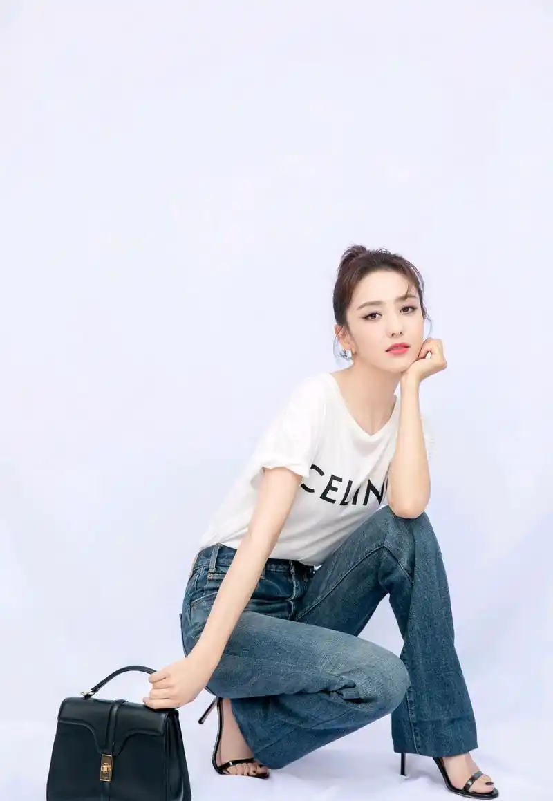 原创佟丽娅越来越会穿了,身穿白色t恤搭配条纹热裤,减龄不止10岁