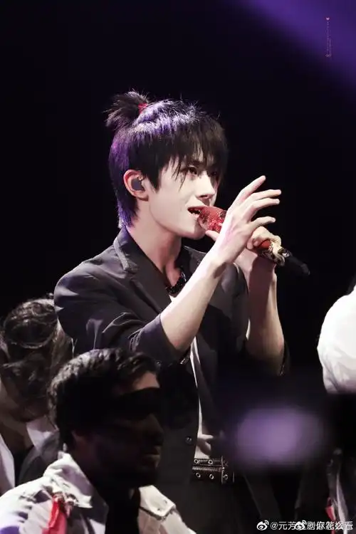 易烊千玺玊尔演唱会视频