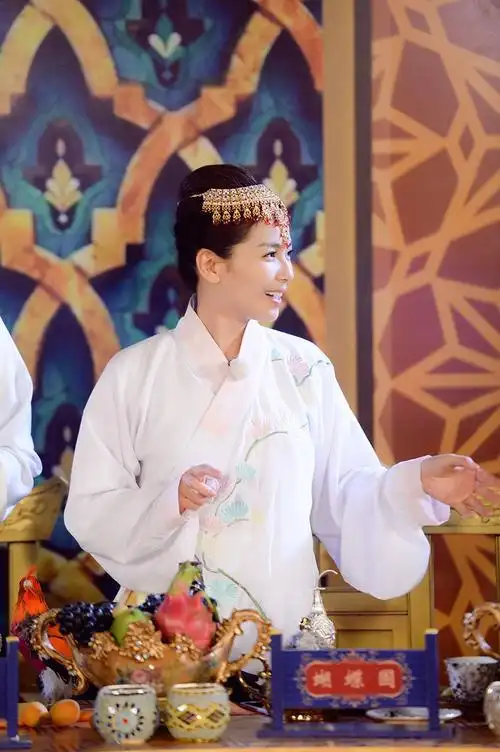 《奔跑吧》刘涛成异国美丽公主 不慎跌倒尴尬大笑