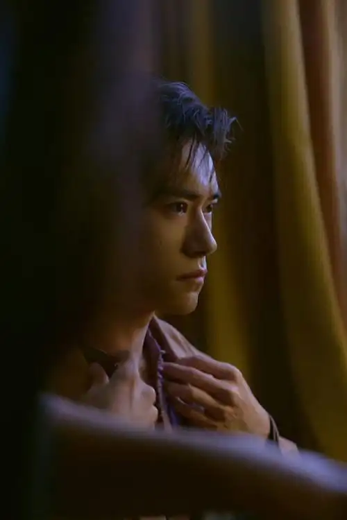 大家来看易烊千玺的威尼斯海边写真,千玺有着一种生人勿近的高冷质感