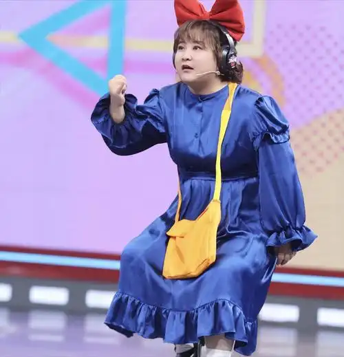 回顾41岁贾玲瘦50斤后再现身与张小斐故地重游