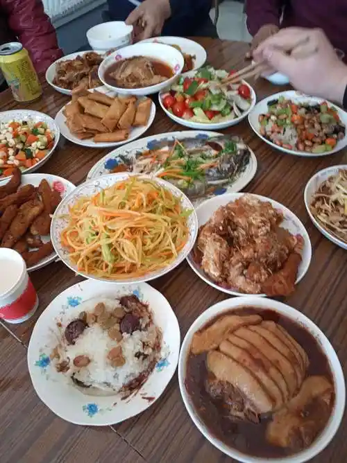 餐桌上的饭菜很丰盛!