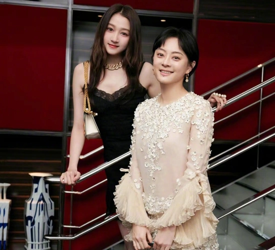 孙俪晒18年前合照关晓彤长成高颜值美少女网友这算儿媳妇吗