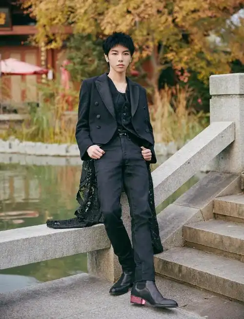 华晨宇蕾丝燕尾服帅气写真图片