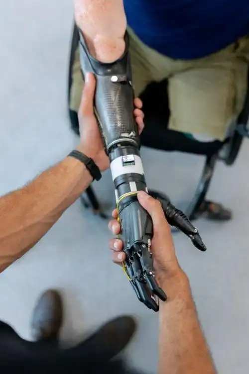 唤起人工触觉,实现 "意念控制" 假肢|机械手臂|脑机接口_网易订阅