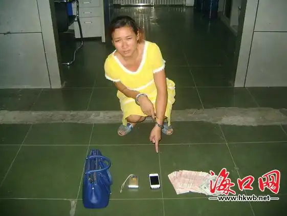 孕妇在指认盗窃的物品.记者 李云川 摄