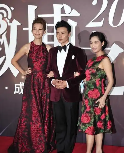 蔡少芬和朱茵好姐妹同框身高差距挺大但两人的气质却不相上下