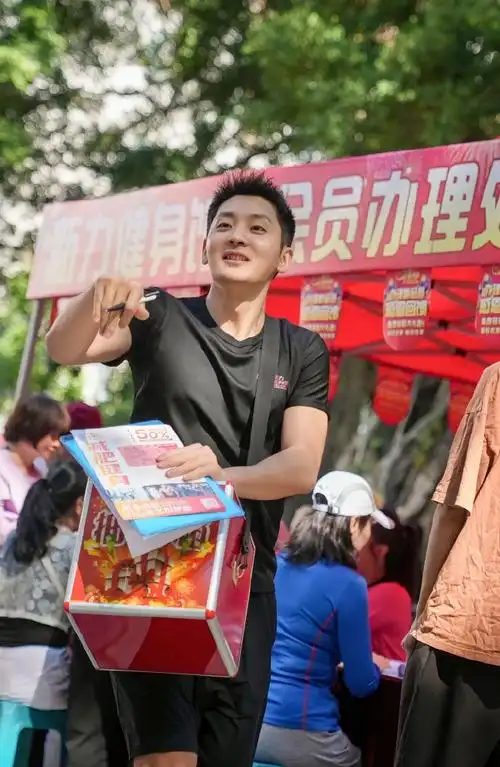 朱天福 原来是你小子本色出演啊.    戏里坑蒙拐骗,戏外偷偷加练.