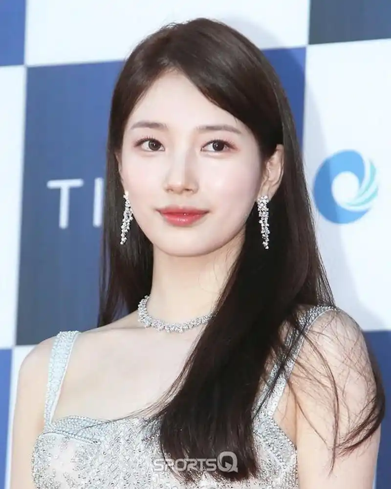 裴秀智白色亮钻长裙红毯图[鲜花][鲜花]