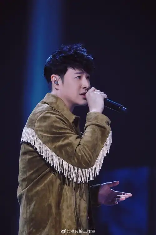 潘玮柏超话90#潘玮柏中国好声音#能量满分的歌手安静倾听的导师属于