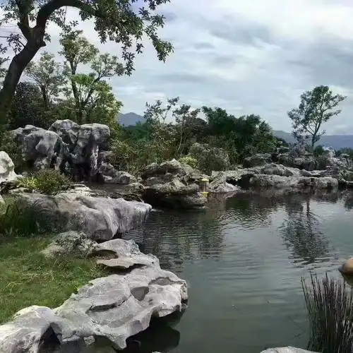 宝罗石业万吨护坡石产地批发,护坡河道两旁景石,灵璧驳岸石景石